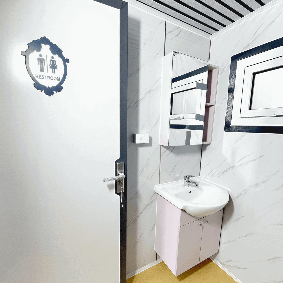 Chery Industrial Portable Toilet with Fan-shaped Door Shower